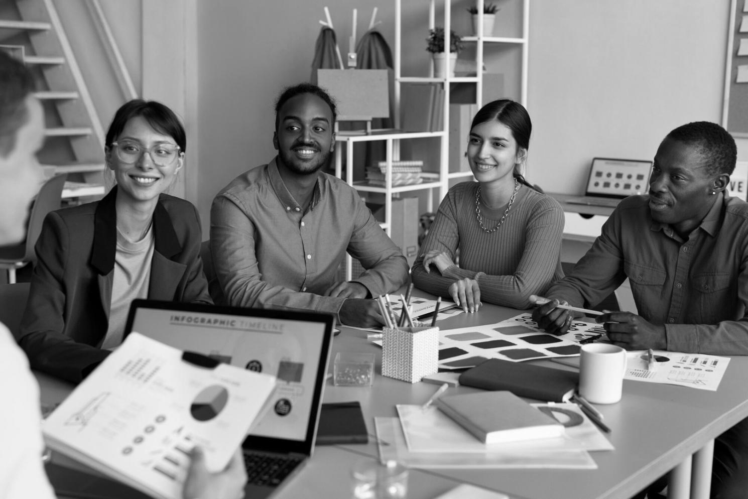 Professionnels analysant des modèles financiers lors d'une session de travail