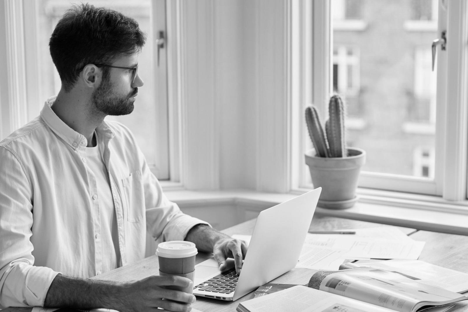 Tableau de bord financier montrant plusieurs scénarios d'analyse