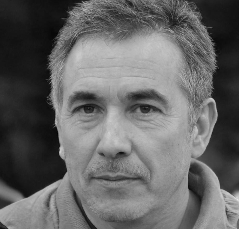 Portrait de Théophile Besson, analyste financier senior